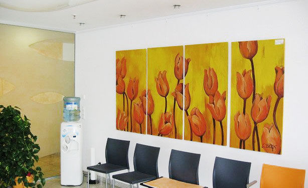 Bild Warteraum der Praxis - Stühle und Wandbild